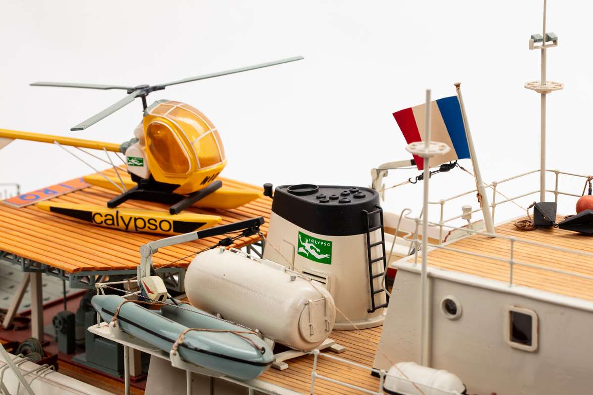 1:45 Calypso plastic hull (red hat edition) Photo