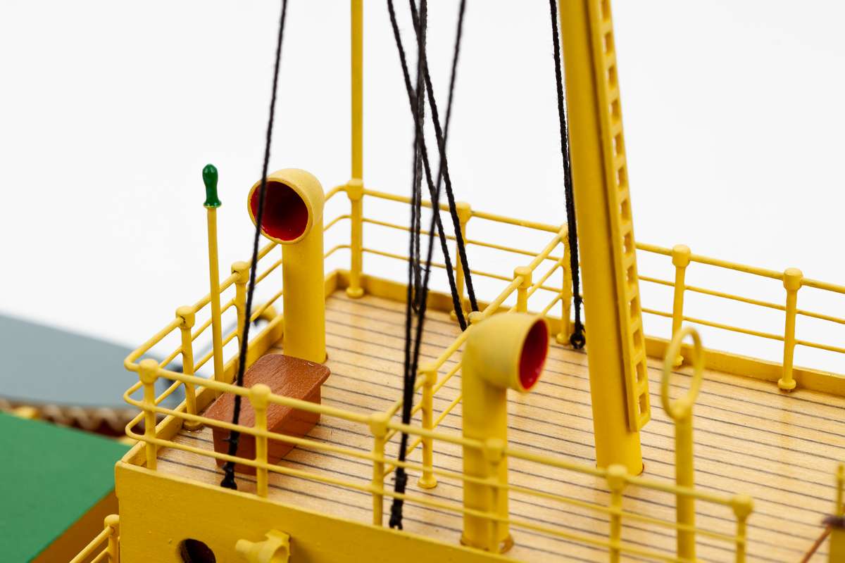 1:75 Elbjørn Icebreaker -Wooden hull
