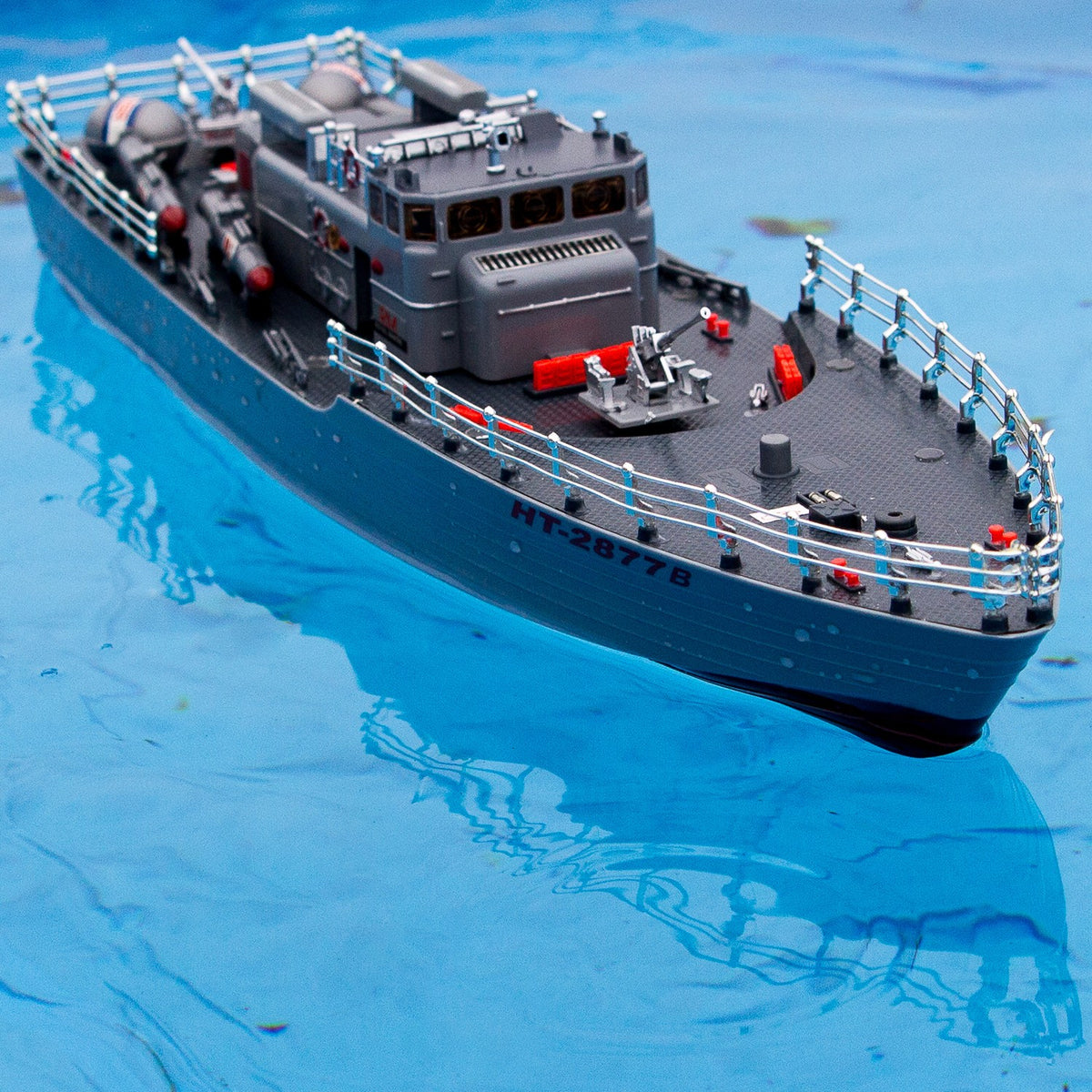Stor fjernstyret torpedobåd