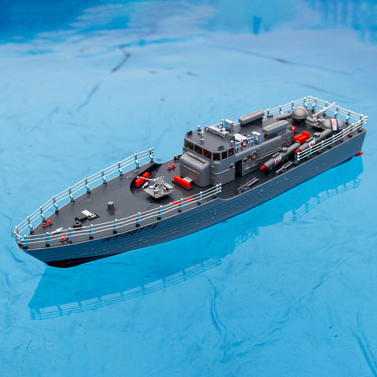 Stor fjernstyret torpedobåd