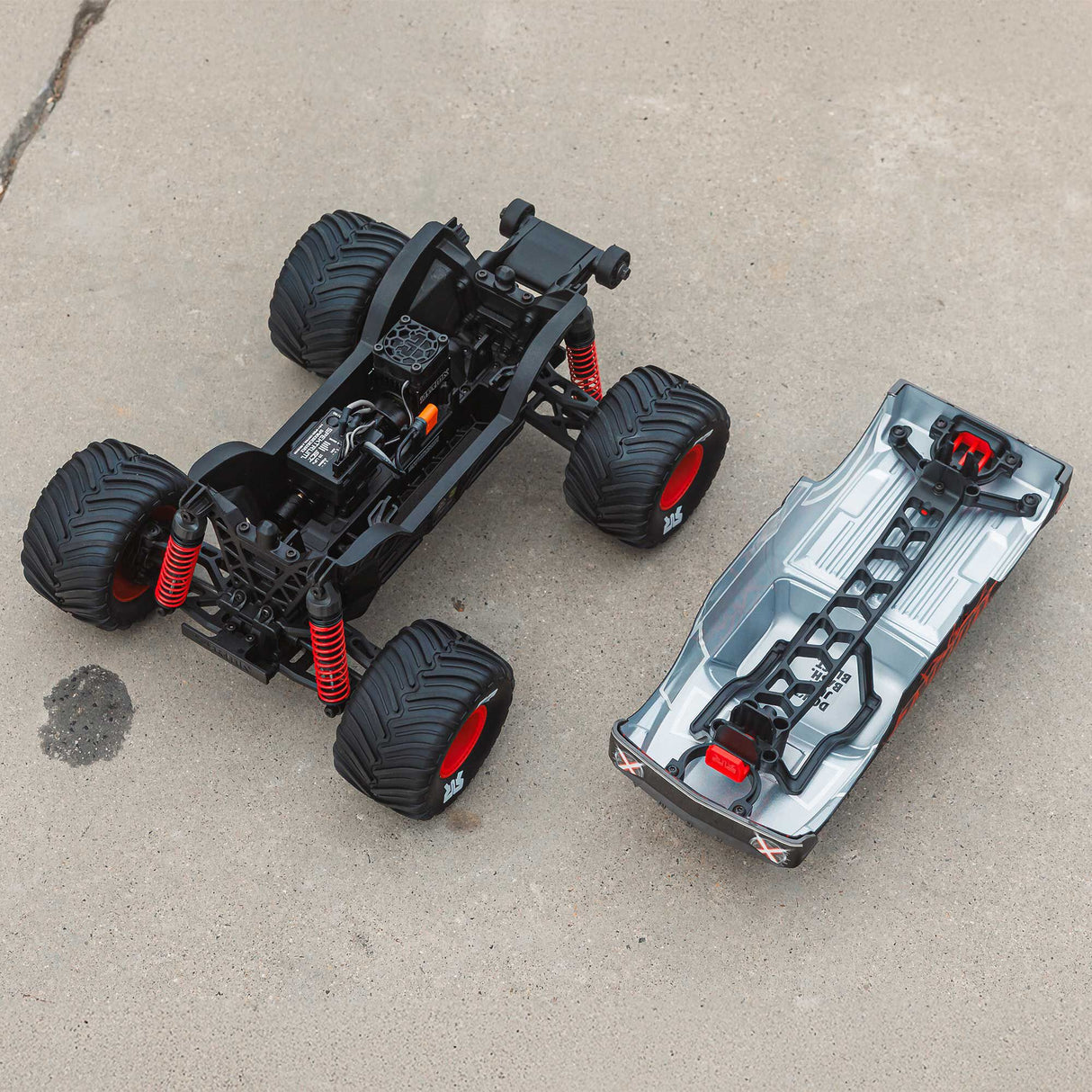 1/16 QUAKE GROM 4X4 RTR Brushed Monster Truck (Battery & Charger Included), Red