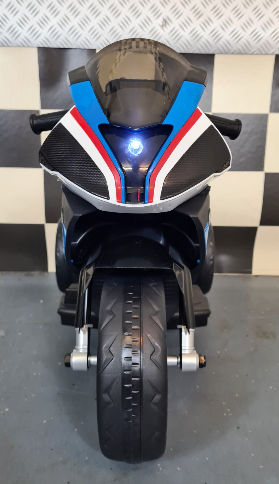 BMW HP4 12V barntrike – blå