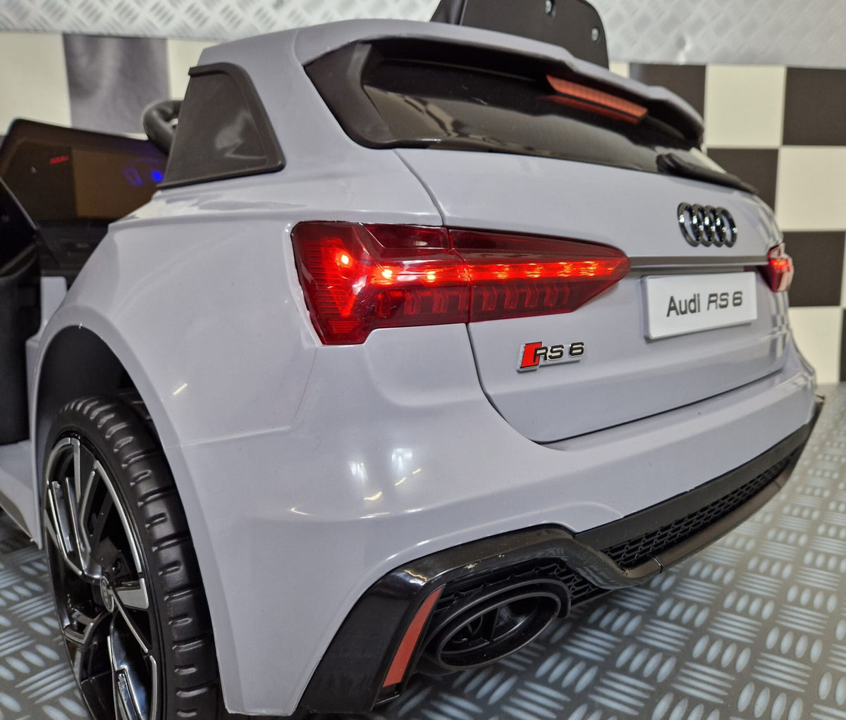 Audi RS6 12V elbil för barn – nardo grå