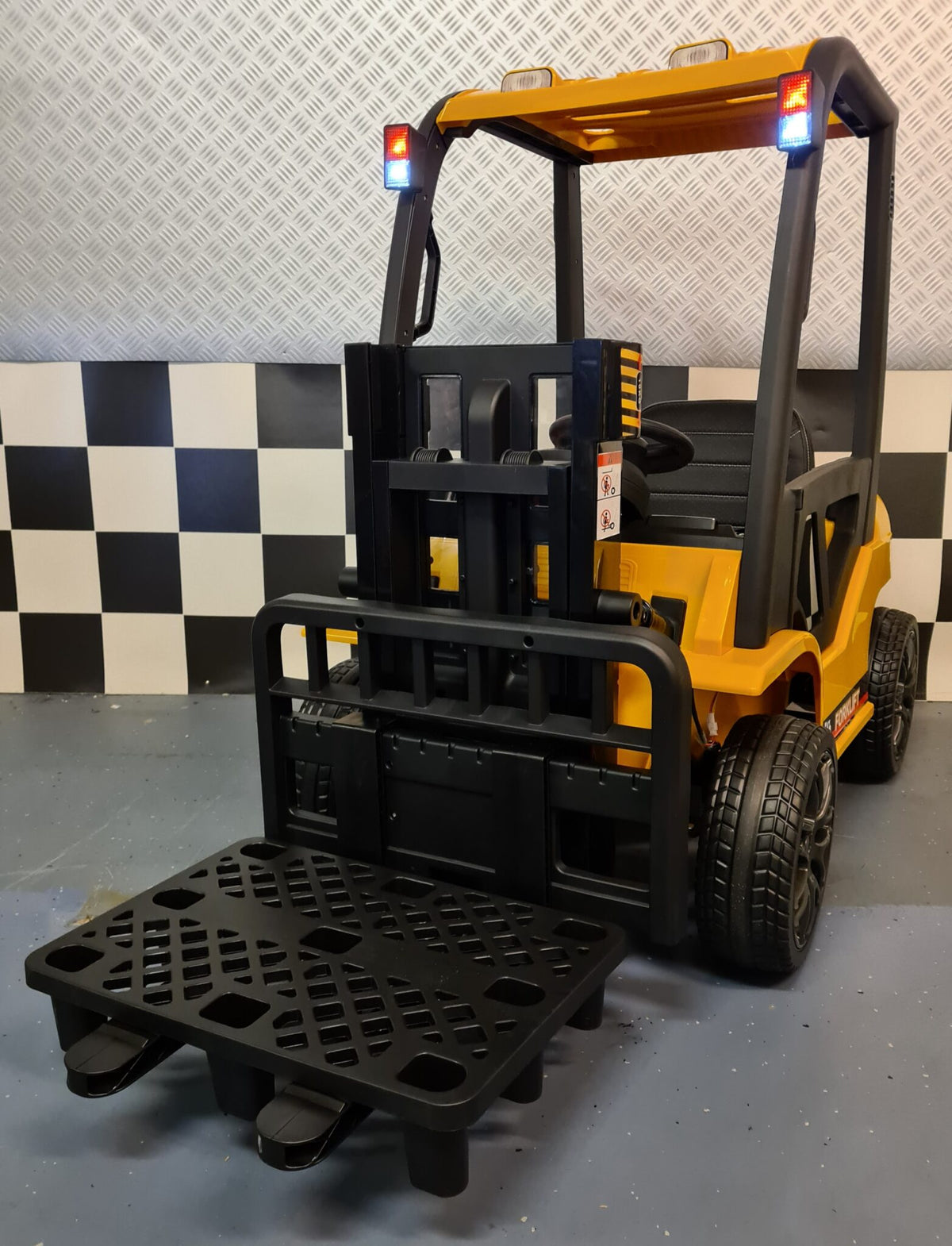 Barngaffeltruck 12V med fjärrkontroll – gul
