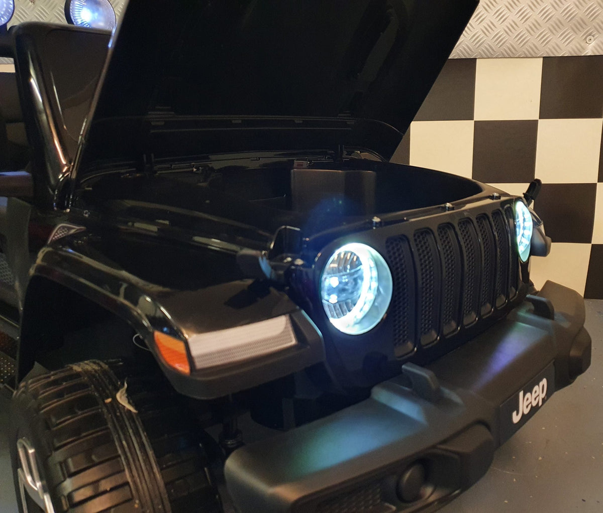Jeep Wrangler 4x4 12V elbil för barn med fjärrkontroll – svart