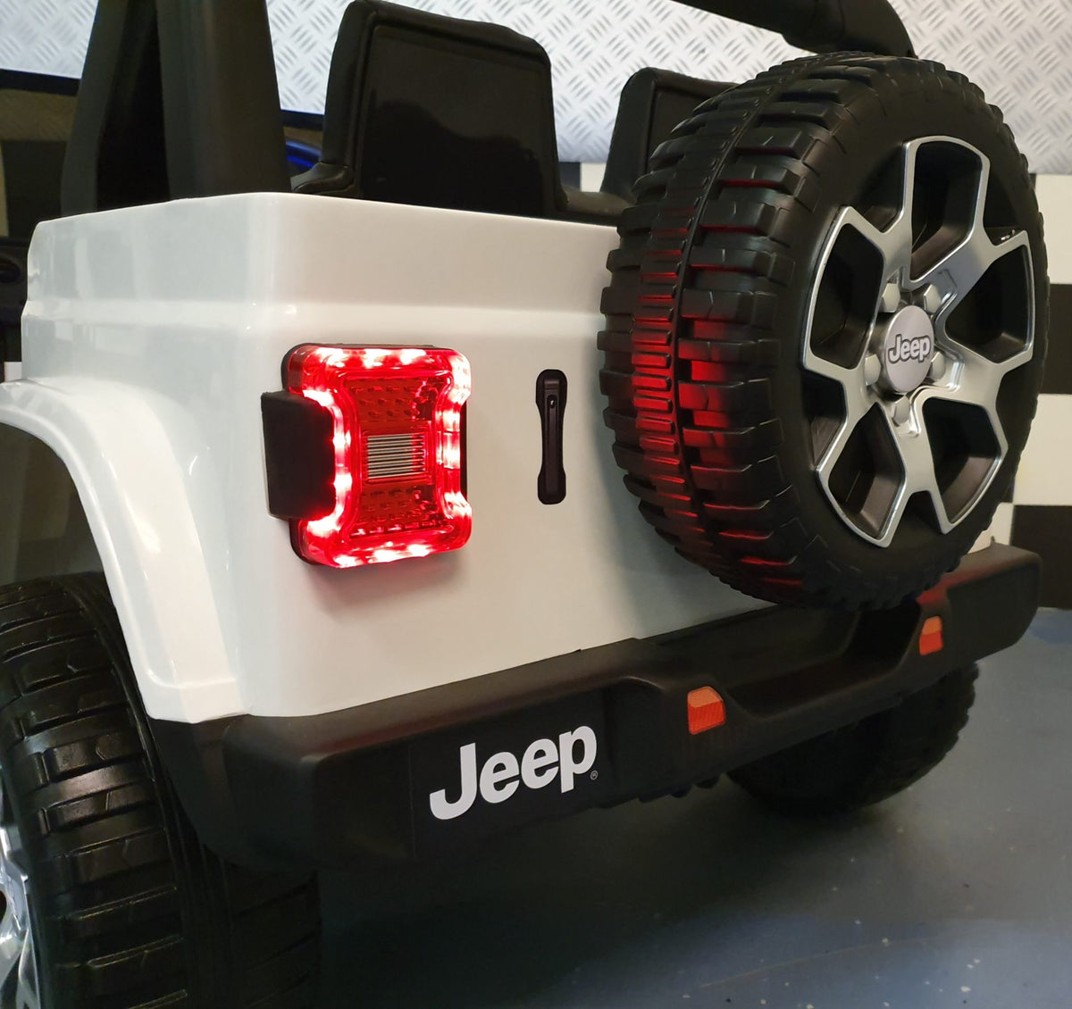 Jeep Wrangler 4x4 12V elbil til børn med fjernbetjening – hvid