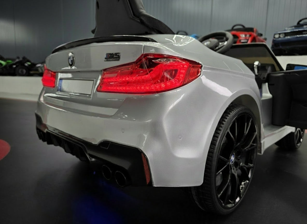 BMW M5 24V elbil för barn – 1 person, metallic grå