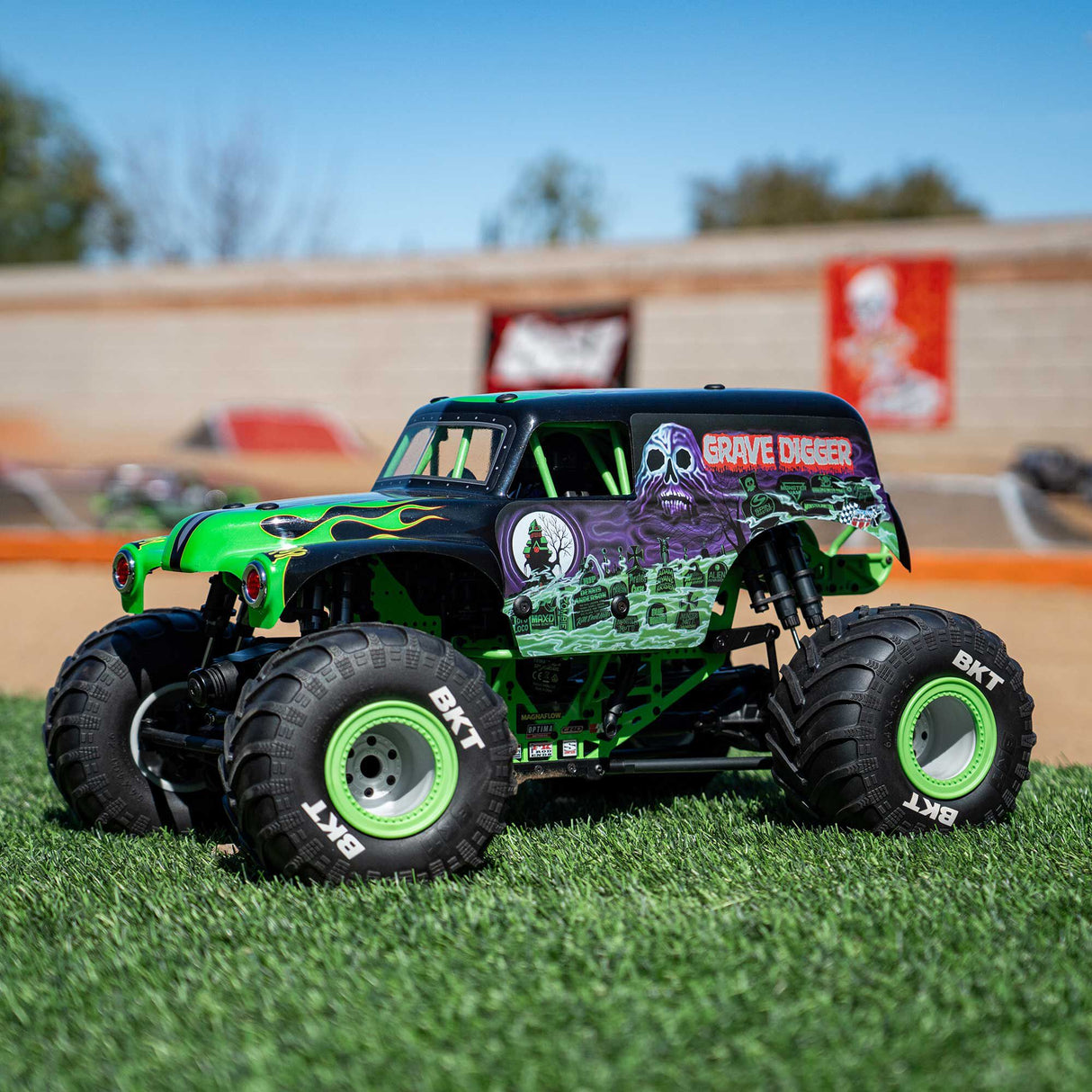 LMT 2.0: 4wd Solid Axle Monster Truck RTR - Grave Digger