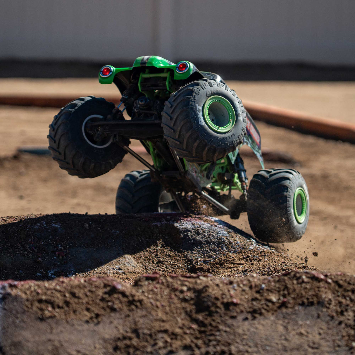 LMT 2.0: 4wd Solid Axle Monster Truck RTR - Grave Digger