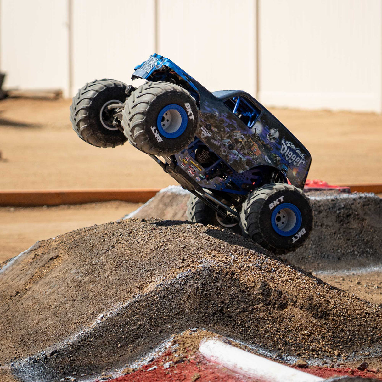 LMT 2.0: 4wd Solid Axle Monster Truck RTR - Son-Uva Digger