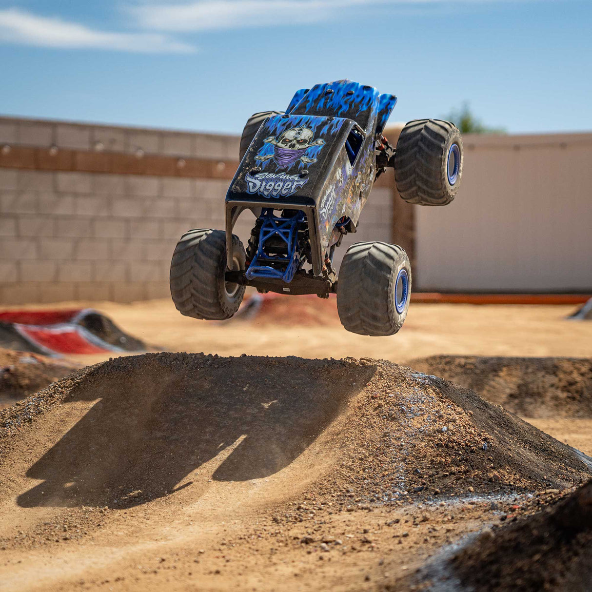 LMT 2.0: 4wd Solid Axle Monster Truck RTR - Son-Uva Digger