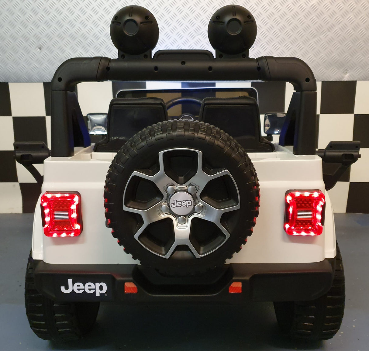Jeep Wrangler 4x4 12V elbil til børn med fjernbetjening – hvid
