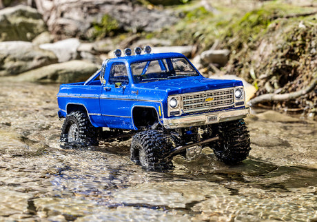 Traxxas TRX-4M Chevrolet K-10 kører gennem et vandløb