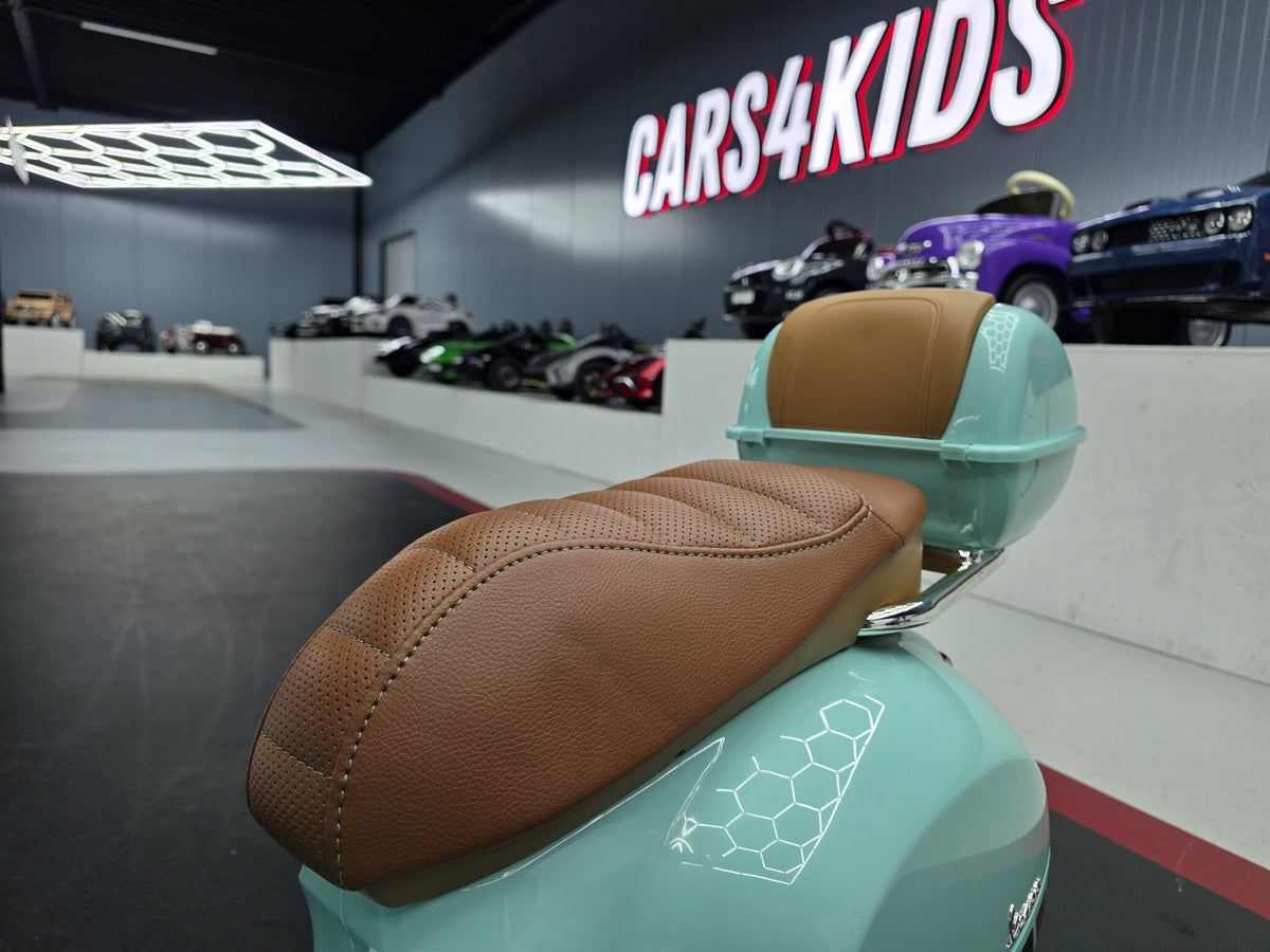 Vespa GTS 12V barnscooter med vindruta – 1 person, rosa