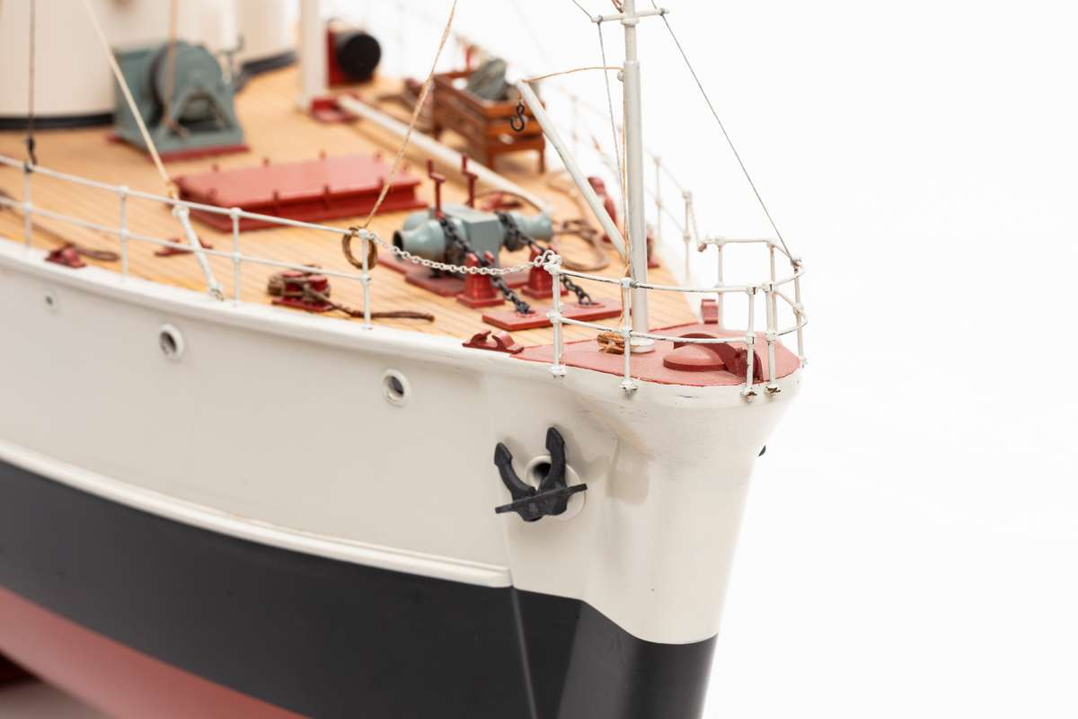 1:45 Calypso plastic hull (red hat edition) Photo