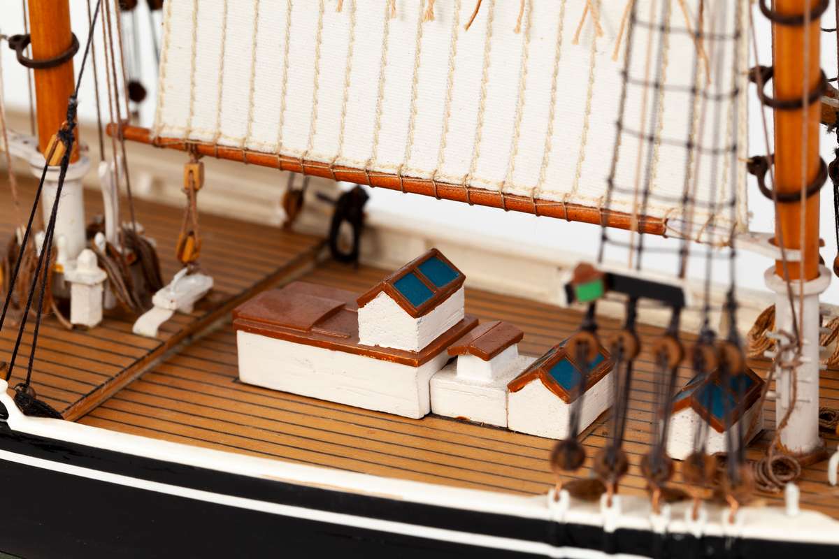 1:100 Bluenose II -Wooden hull