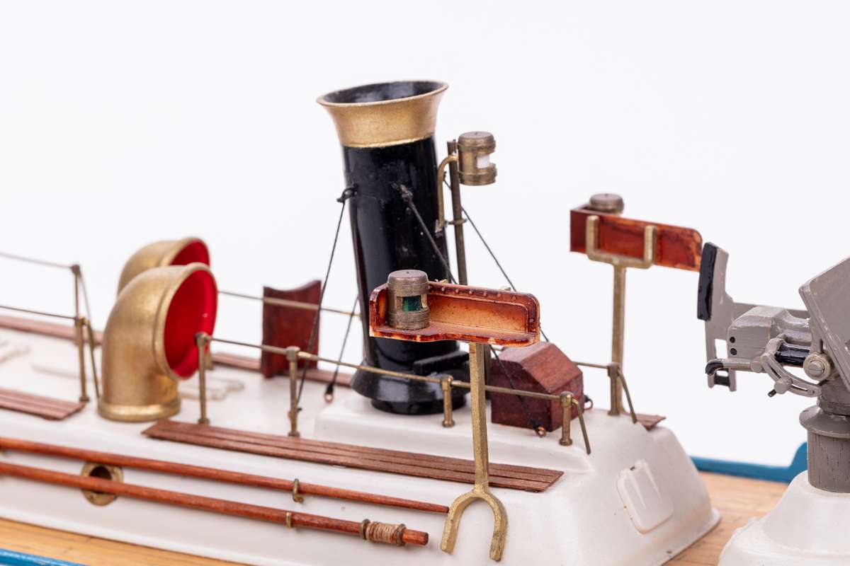 1:35 H.M.S. Renown-wooden hull
