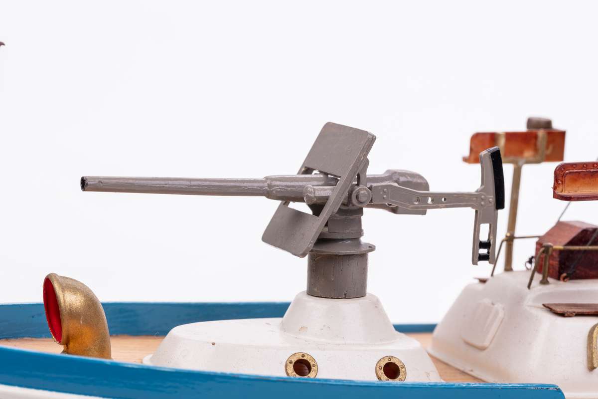 1:35 H.M.S. Renown-wooden hull