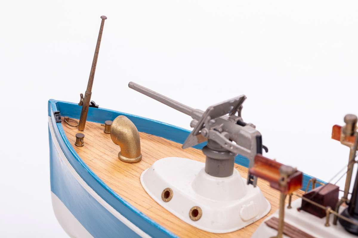 1:35 H.M.S. Renown-wooden hull