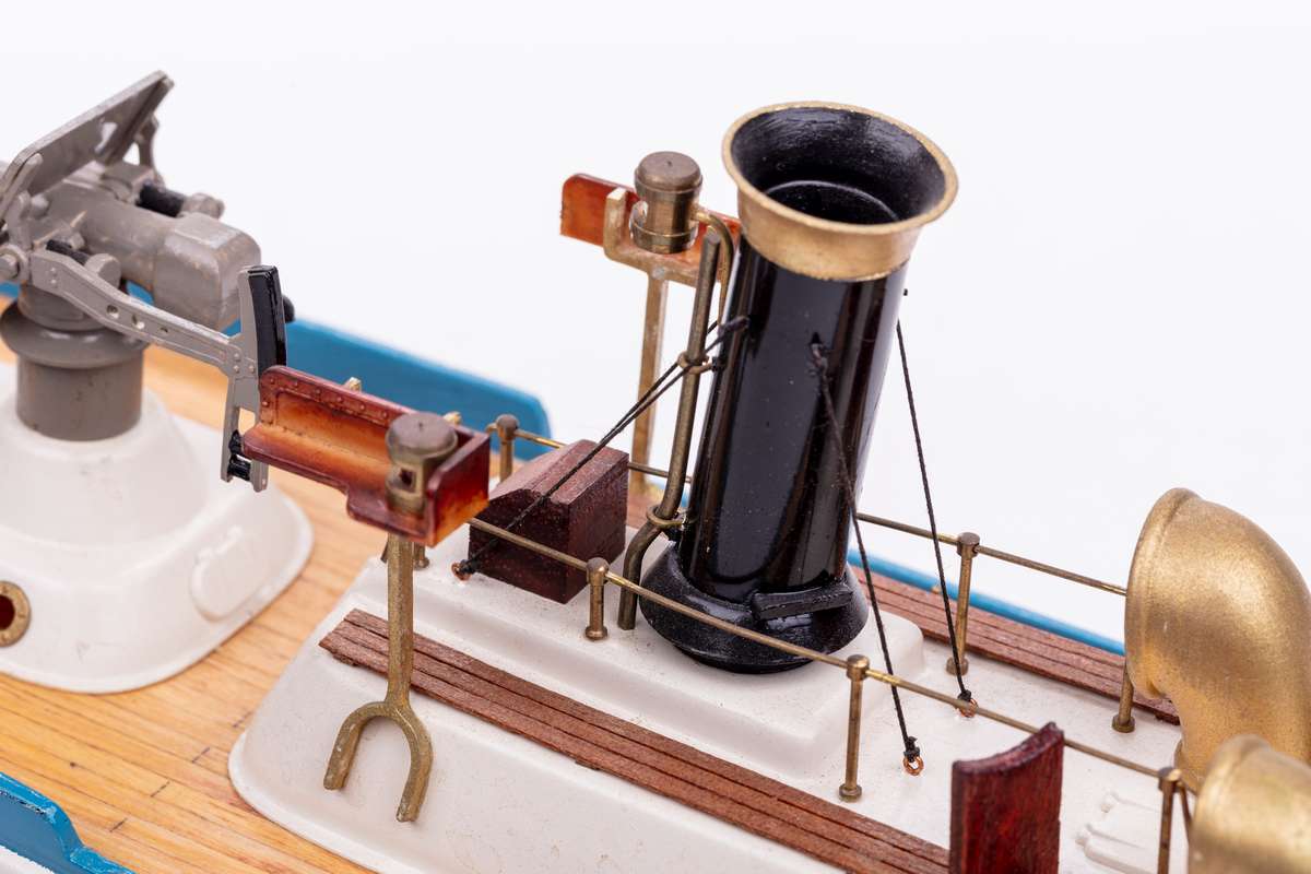 1:35 H.M.S. Renown-wooden hull