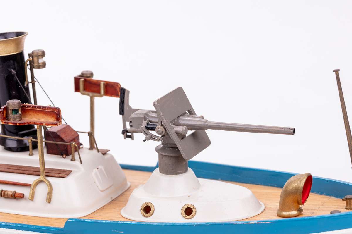 1:35 H.M.S. Renown-wooden hull