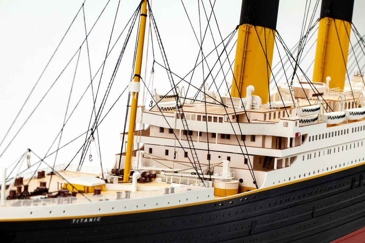1:144 RMS Titanic Complete -Wooden hull