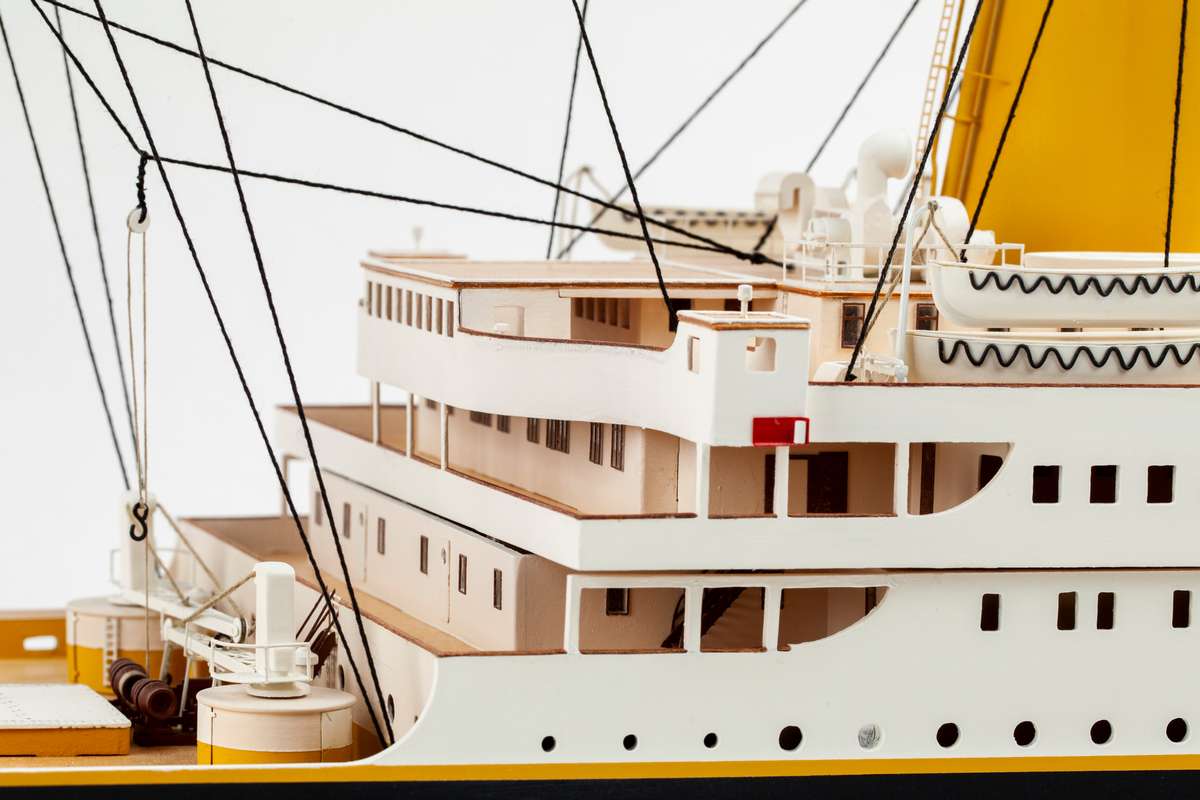 1:144 RMS Titanic Complete -Wooden hull