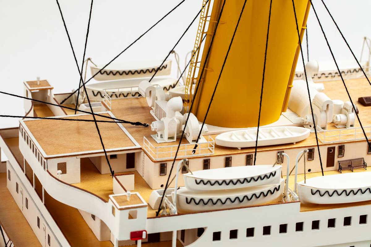1:144 RMS Titanic Complete -Wooden hull