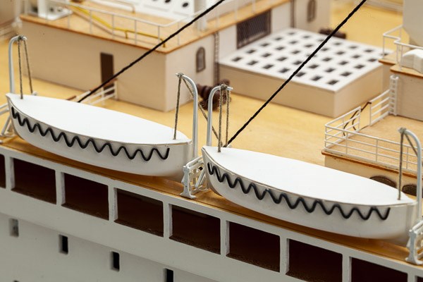1:144 RMS Titanic Complete -Wooden hull