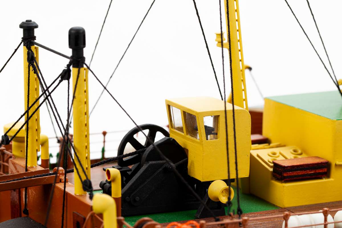 1:75 Elbjørn Icebreaker -Wooden hull
