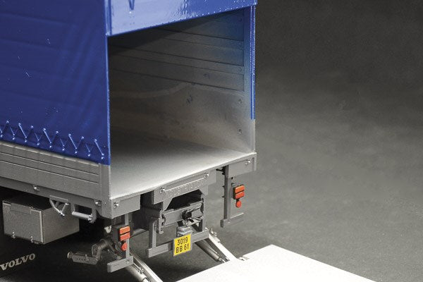 1:24 Volvo F16 Globetrotter Canvas with elevator