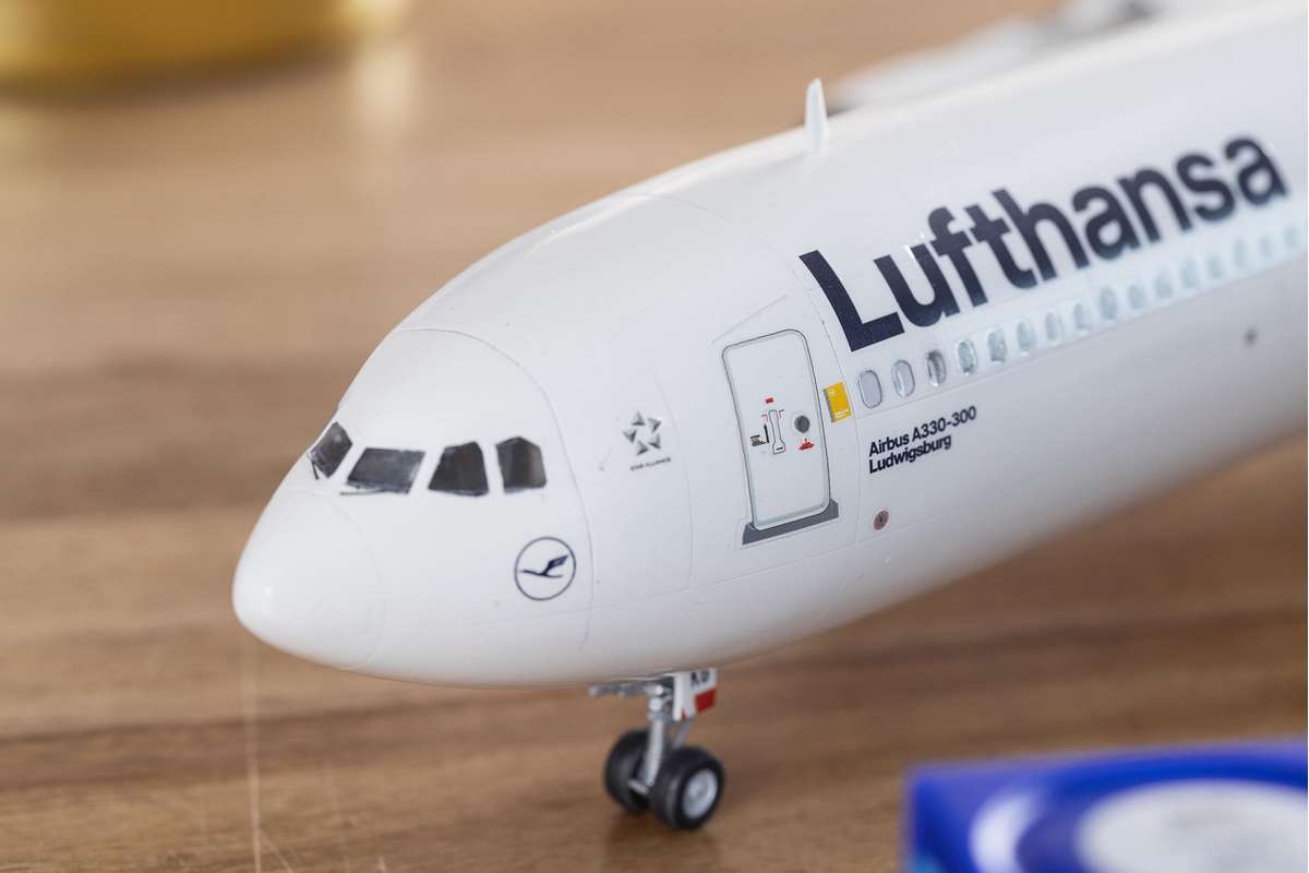 Airbus A330-300 - Lufthansa \'New Livery\' 1:144