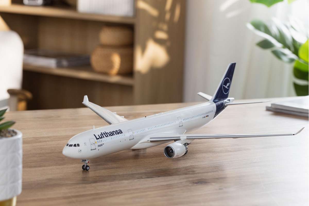 Airbus A330-300 - Lufthansa \'New Livery\' 1:144