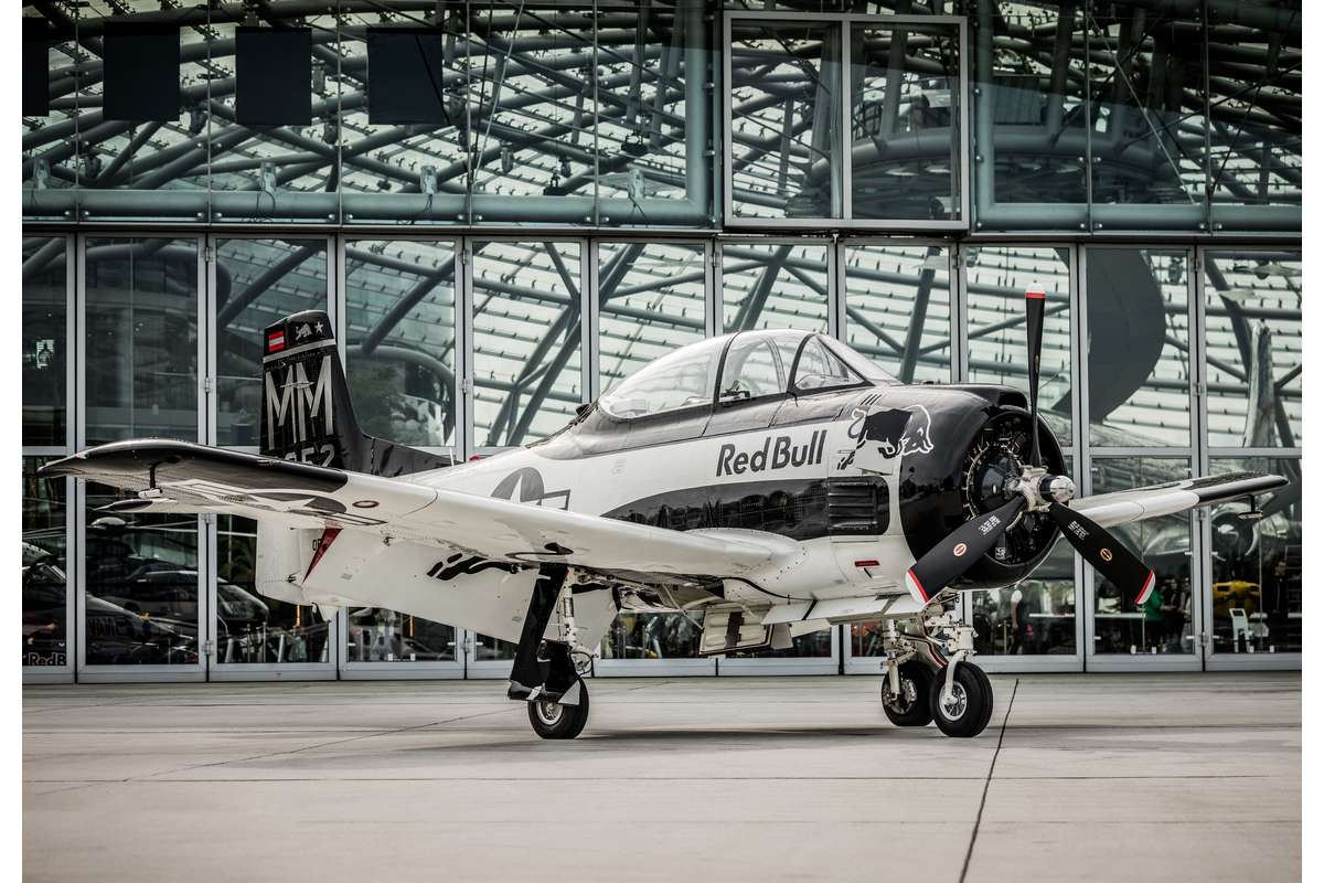 Gift Set T-28B Trojan: Flying Bulls 1:48