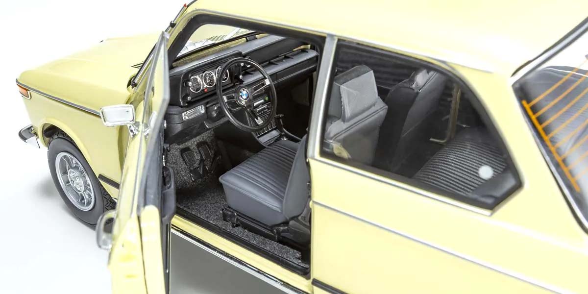 KYOSHO DIE CAST KS08543ML - Kyosho 1:18 BMW 2002 Tii 1972 Cream