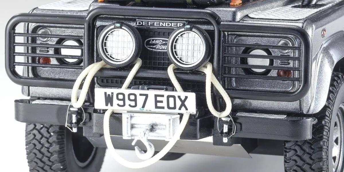 KYOSHO DIE CAST KSR08903TR - Kyosho 1:18 Resin Land Rover Defender 2001 Tomb Raider Edition