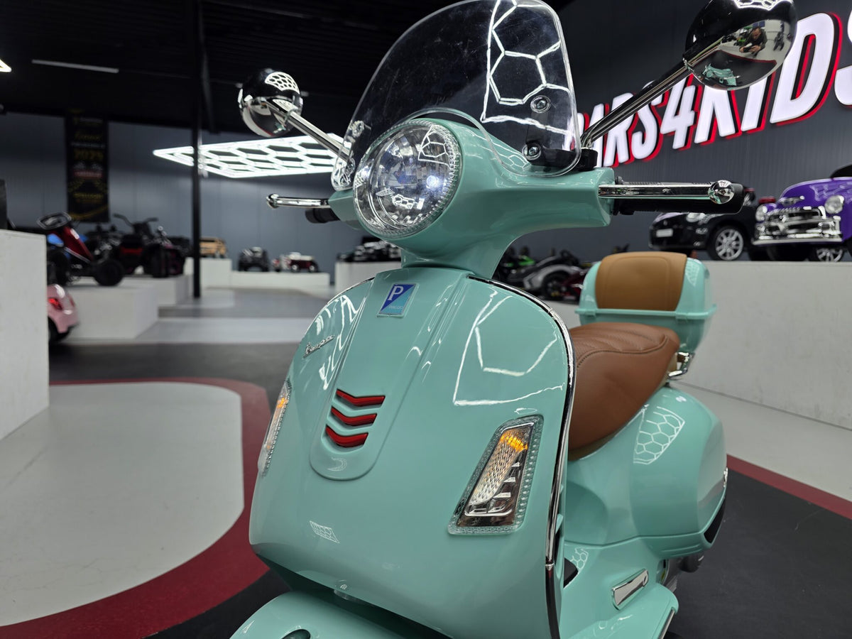 Vespa GTS 12V barnscooter med vindruta – 1 person, rosa
