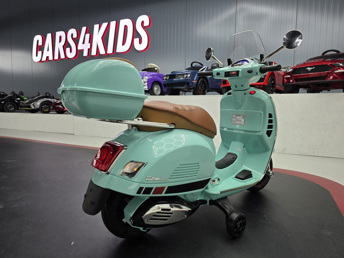 Vespa GTS 12V barnscooter med vindruta – 1 person, rosa