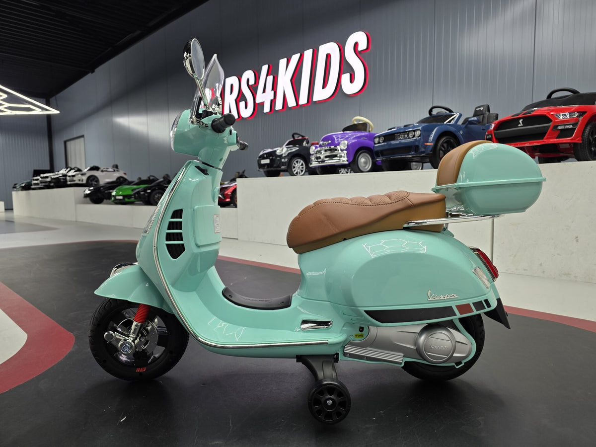 Vespa GTS 12V barnscooter med vindruta – 1 person, rosa