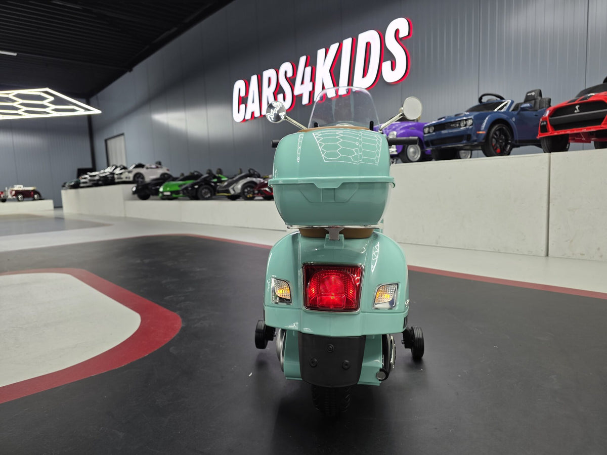 Vespa GTS 12V barnscooter med vindruta – 1 person, rosa