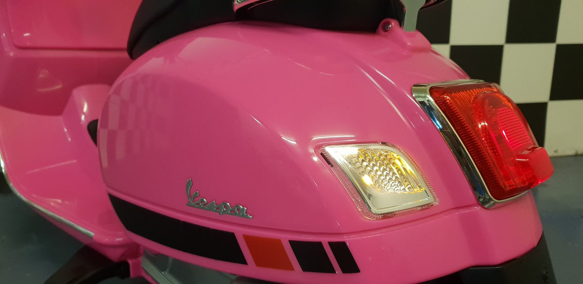 Vespa GTS 12V barnscooter med vindruta – 1 person, rosa